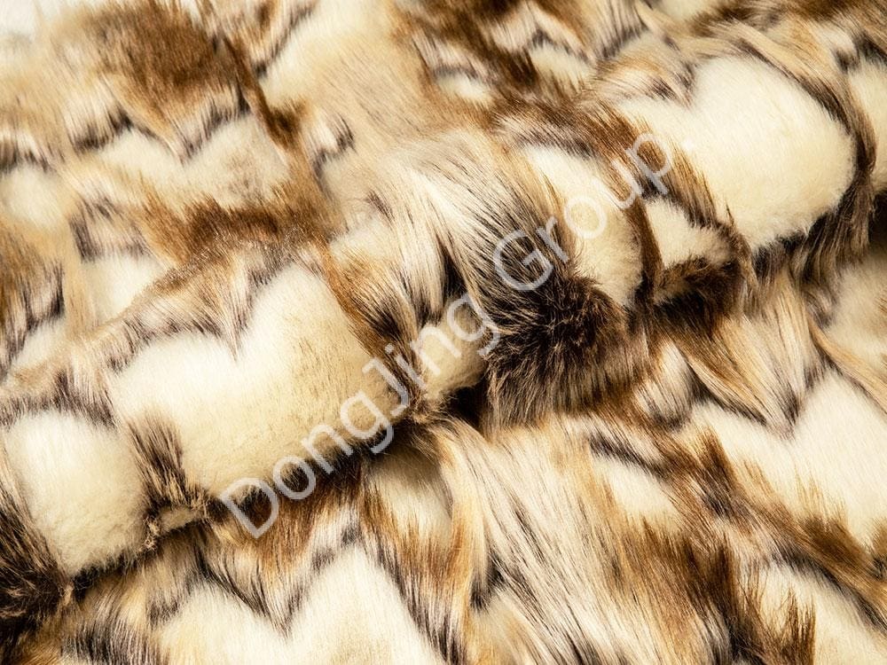 9W1150-Arnab runcing berwarna coklat dan putih faux fur fabric